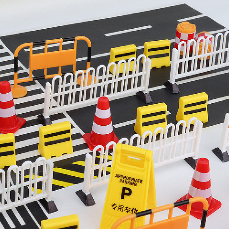 Kids Education Things - ミニ交通道路標識と障害物プレイセット、シミュレーション安全バリア玩具、ロールプレイ用教育シーンレイアウトアクセサリー